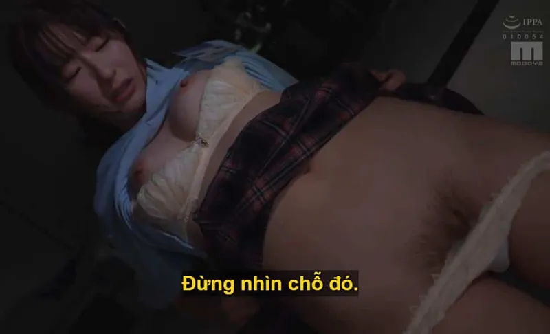 Ông sếp toan tính quan hệ với cô nhân viên dưới quyền kiêu căng lười nhác, suốt ngày chỉ mải mê chat chit cùng người yêu.